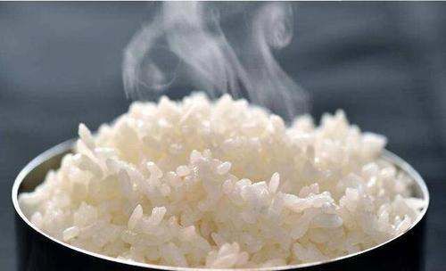 煮熟的饭太硬怎么补救,米饭蒸硬了还有什么补救办法-图1