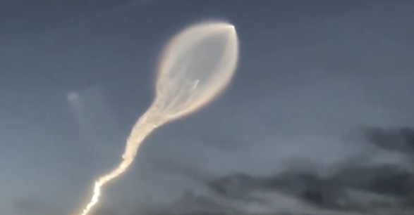 点赞！云海三号卫星发射成功 网友拍到火箭云像“金蝌蚪” 画面太震撼-图1
